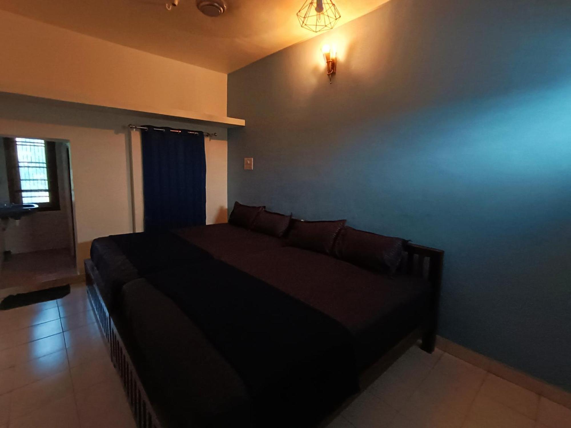 Omkara - The Fives Guest House Tiruvannamalai Room photo